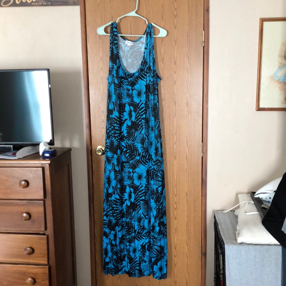 Like new maxi dress. So comfy, worn once.